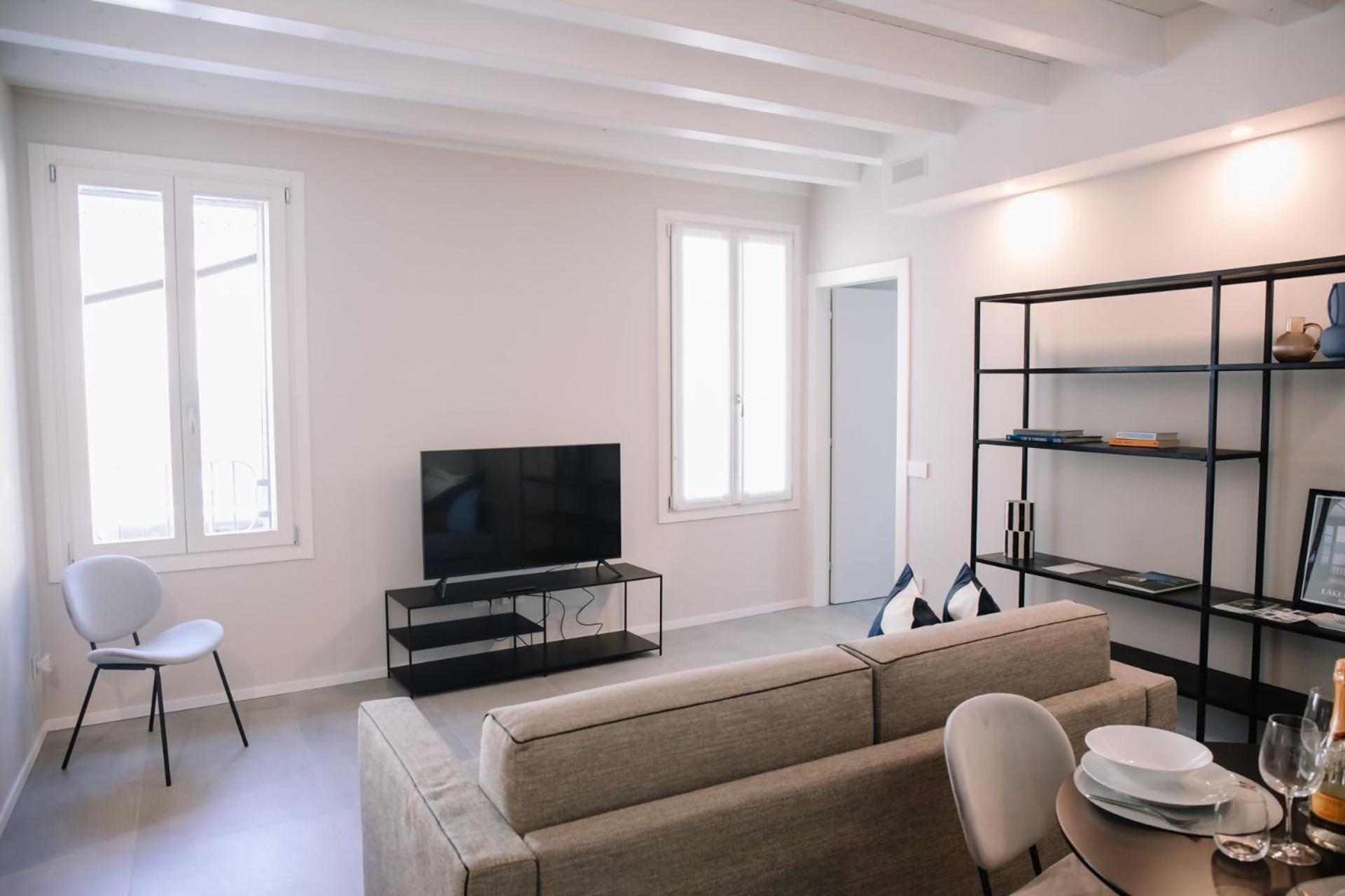 Elegant Beige Apartment - 5 Minutes From The Lake Комо Экстерьер фото